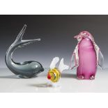 3 Teile Murano, Tierplastiken, farbloses Glas, partiell farbig unterfangen, darunter: a)Pinguin (
