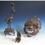 Konvolut von 3 Bronzen, Asien, Meiji-Zeit, Ende 19. Jahrhundert: a) Figürl. Kerzenhalter,auf 4-