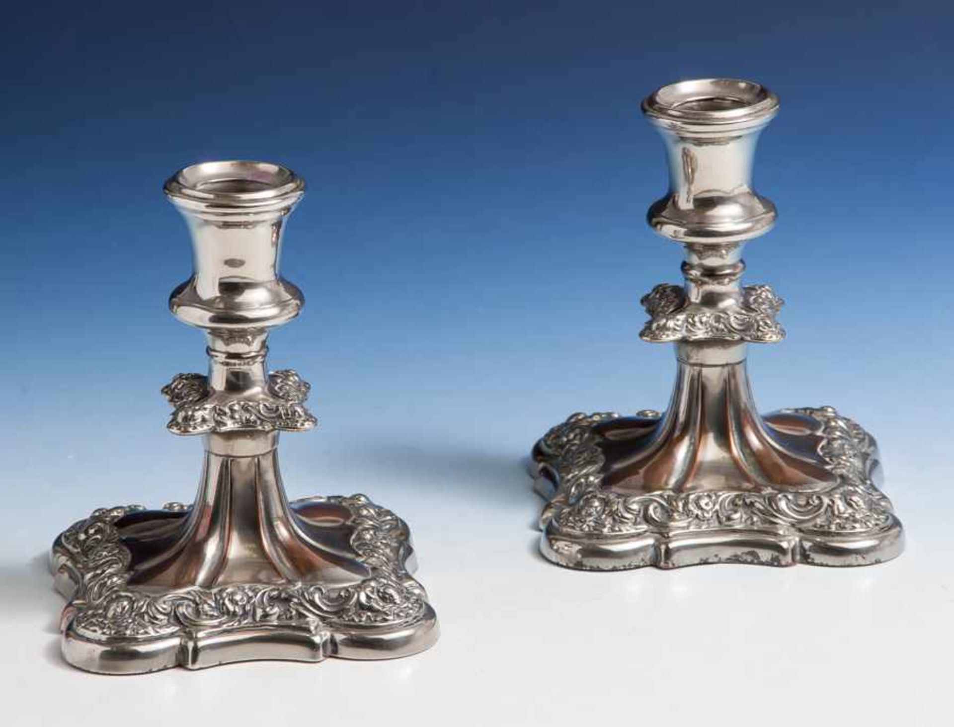 2 Kerzenhalter, um 1900, Kupfer versilbert, je einflammig, rechteckig geschweifter Stand,mehrfach