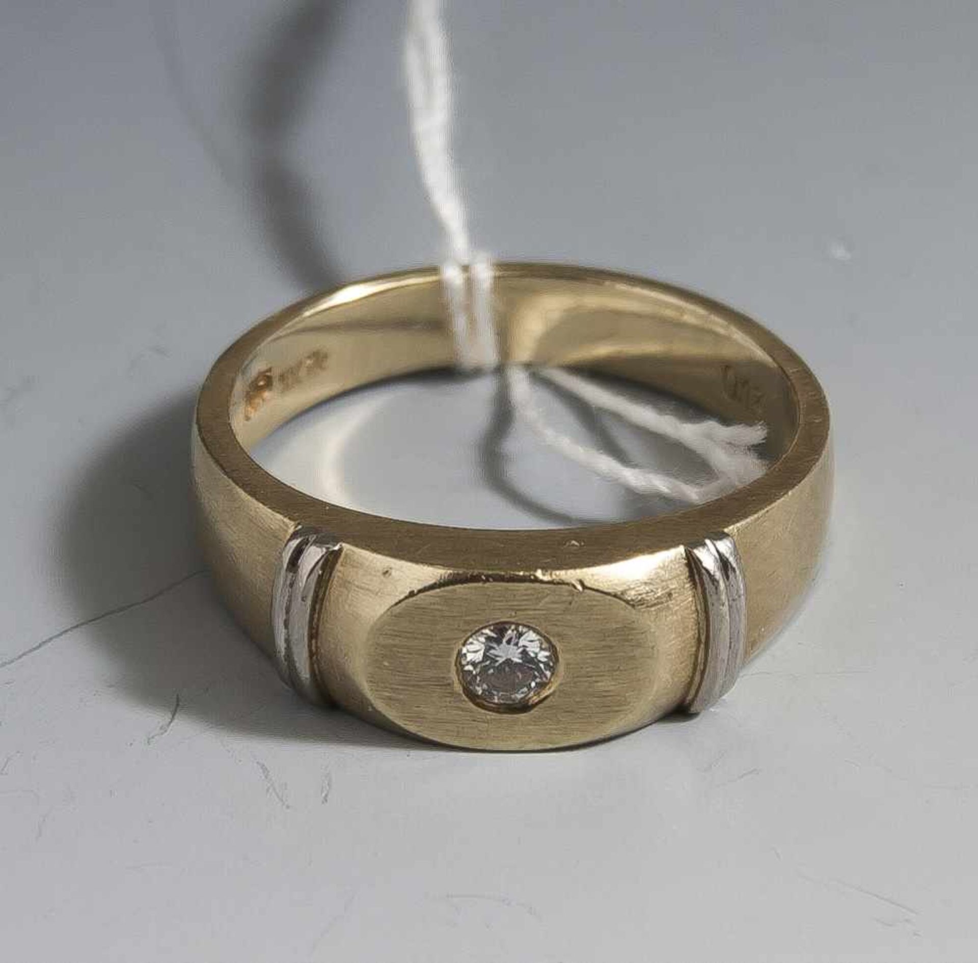 Herren-Solitärring, Gelbgold/Weißgold 585, satinierte Ringschiene, ausgefasst mit 1Brillant, ca. 0,