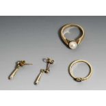3 Teile Goldschmuck, 585, 2 Ringe und 1 Paar Ohrgehänge, z. T. mit Stein-/Perlenbesatz(Perle besch.,