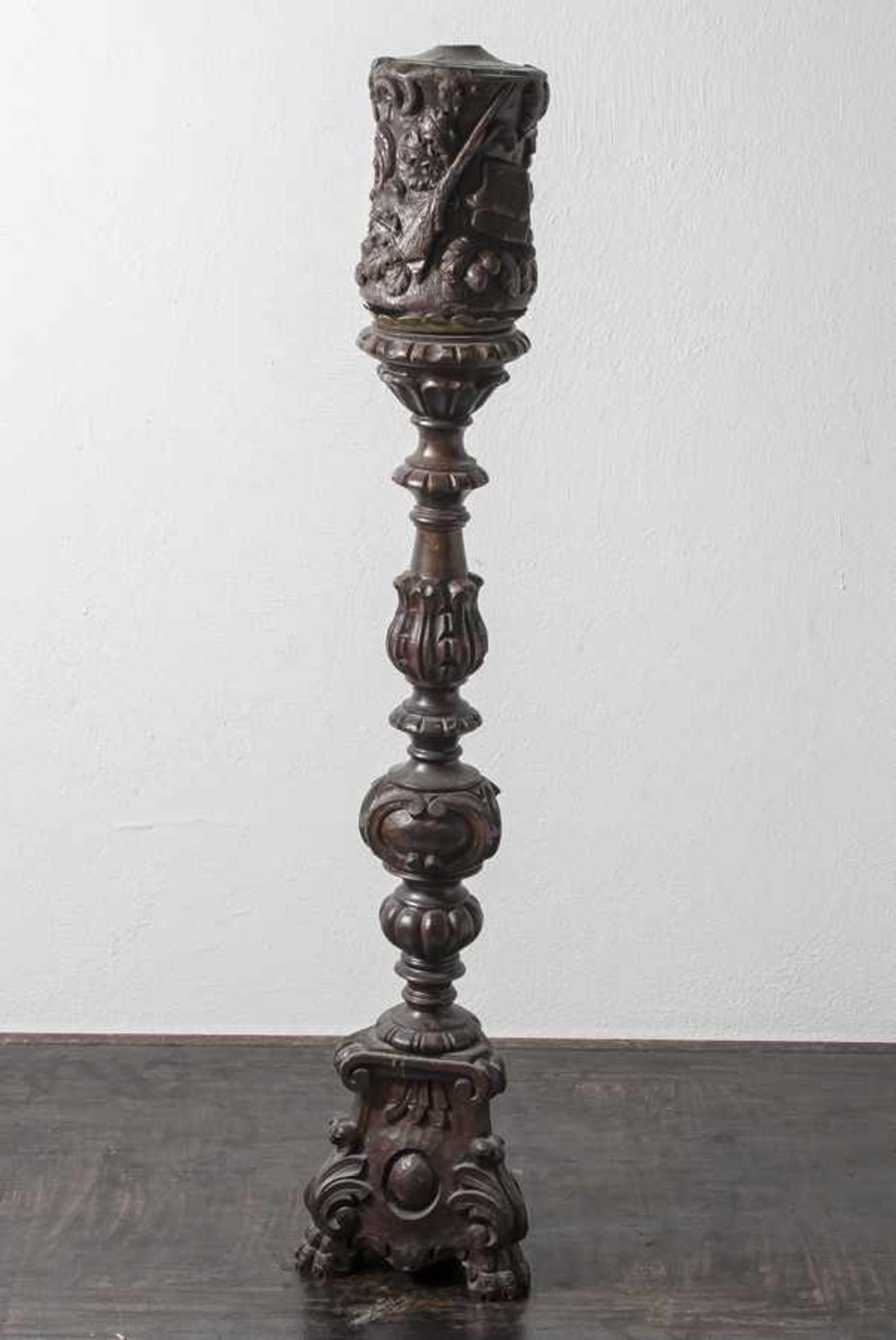 Kerzenhalter, Holz geschnitzt, Barockstil, mehrfach balustriert, m. Tropfschale ausMetall. H. ca. 71