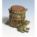 Miniatur im Stil der Wiener Bronzen, Frosch vor Baumstumpf, um 1900, Zinn, farbig gefasst.Der