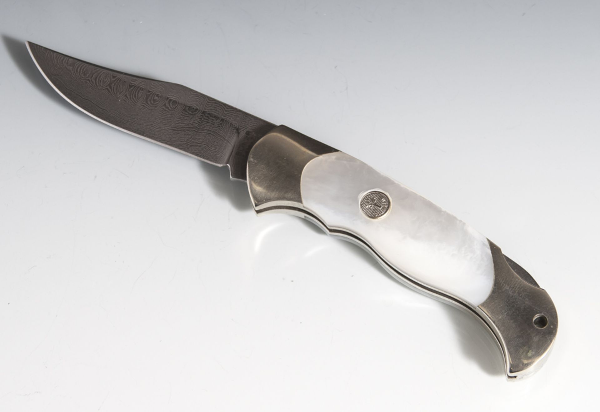 Damast-Messer mit Griffschalen aus Perlmutt, Böker, Darmstadt, in über 300 Lagengeschmiedete Klinge,