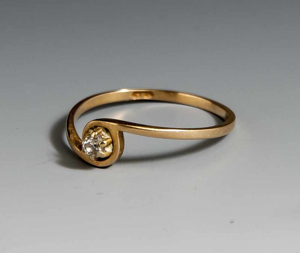 Solitärring, Gelbgold 585, ausgefasst mit 1 Altschliffbrillanten. Ringgröße: 60, ca. 1,7gr. (