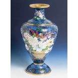 Große Cloisonné-Vase, 20. Jahrhundert, Balusterform, schauseitig polychromes Blumenbouquetin Korb,