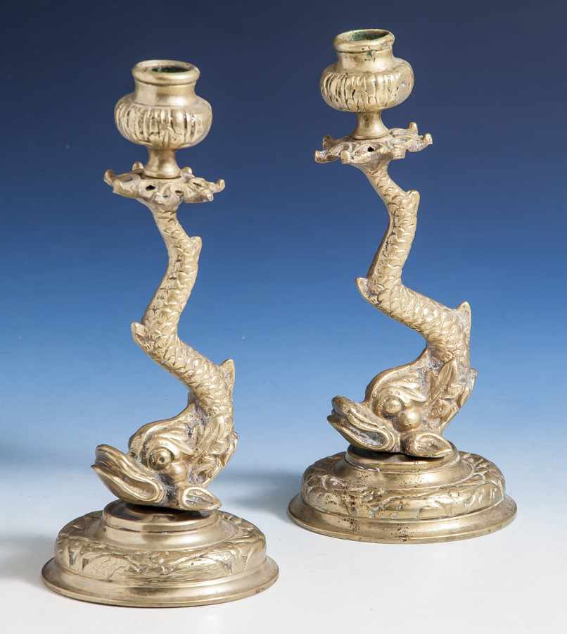 Paar Delphinleuchter, Bronzeguss, Rokoko-Stil, H. je ca. 19,5 cm. Pair of dolphin-candle-holders,