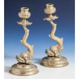 Paar Delphinleuchter, Bronzeguss, Rokoko-Stil, H. je ca. 19,5 cm. Pair of dolphin-candle-holders,