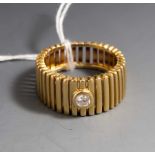 Bandring, Gelbgold 750, durchbrochen gearbeitet, ausgefasst mit 1 Brillanten, ca. 0,20ct/I-J/vsi.