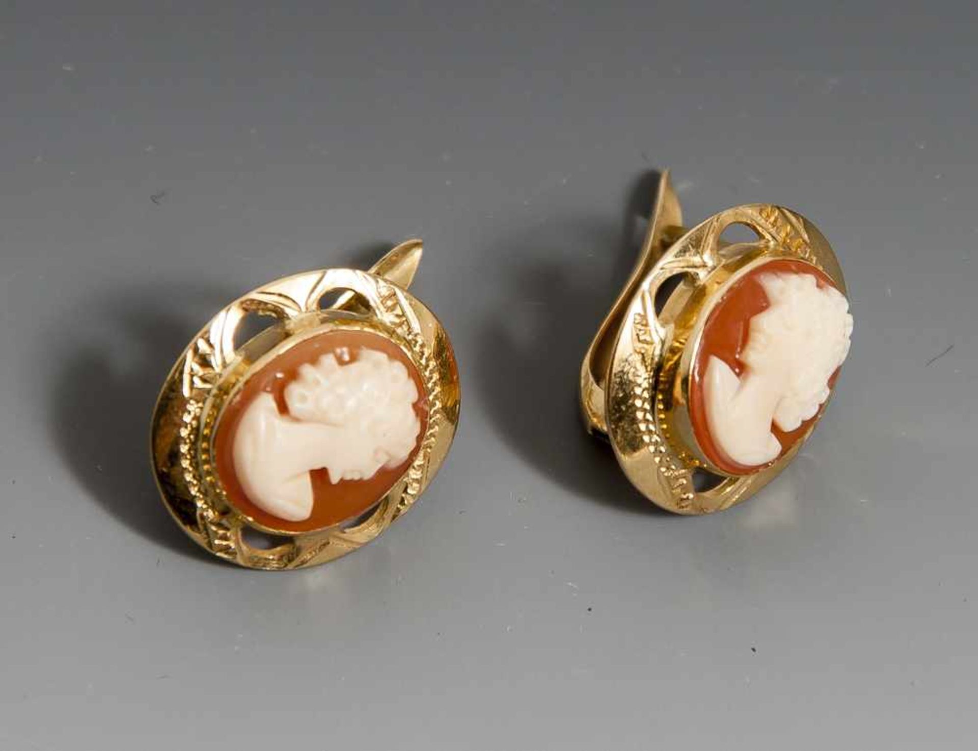 Paar Ohrgehänge mit Kameen, Gelbgold 750, ovale Muschelkameen mit Frauenbildnis im Profil.Maße Kamee