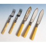 Konvolut Besteckteile, 5-teilig, 2 Gabeln u. 3 Messer, England, Mark Willis & Sons,gemarkt "MW&S,