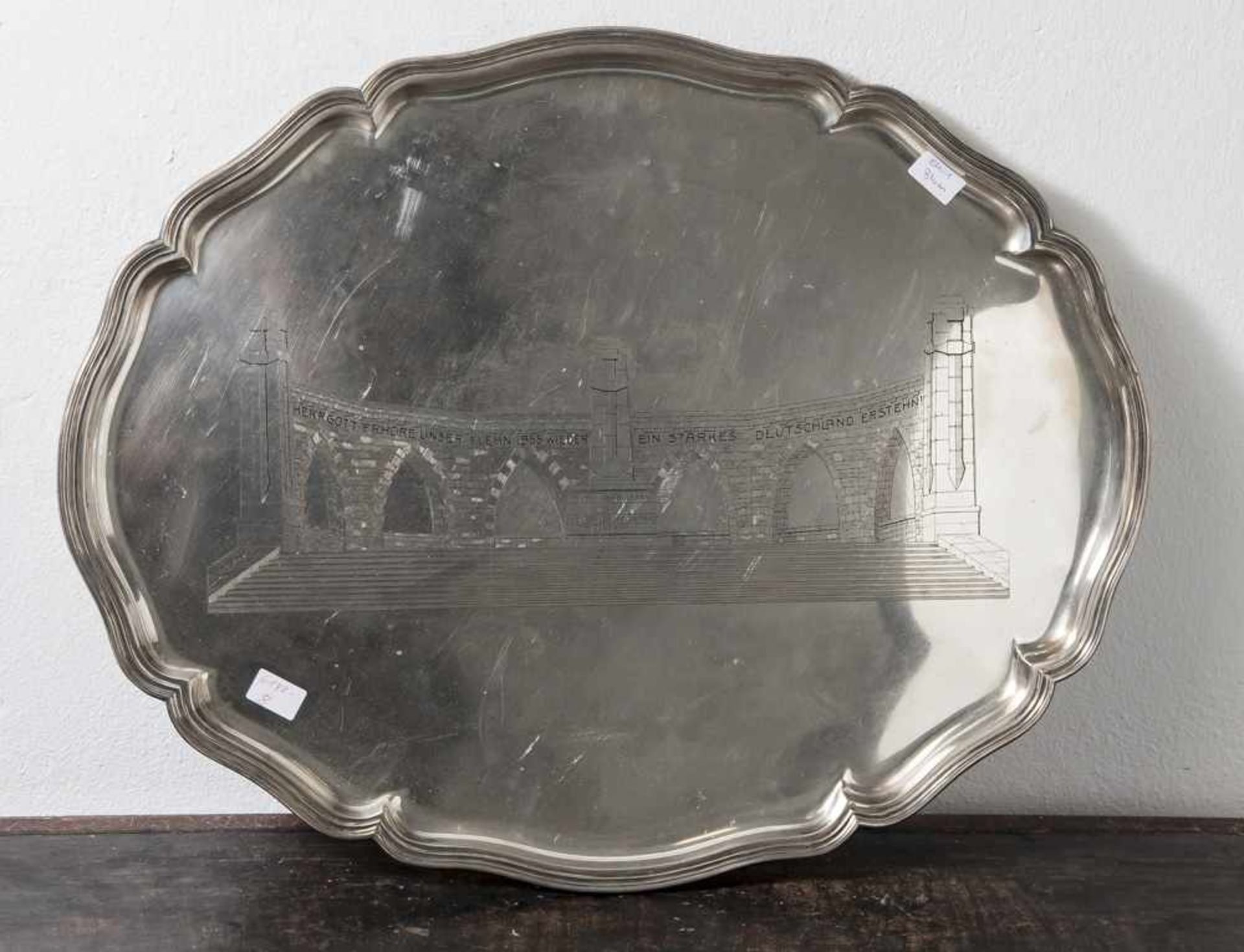 Großes Silbertablett, D. Aron 800er Silber, Ovale Vorderseite mit Gravur. DarstellungDenkmal,