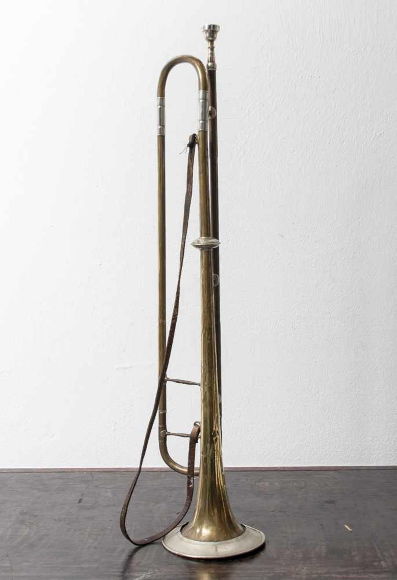 Fanfare, bez. "F.C. Louis Saarbrücken", Mundstück Paris. L. ca. 75 cm, Gebrauchspuren.