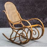 Schaukelstuhl, um 1920/30, wohl Thonet, Bugholz, Sitzfläche und Rückenlehne Rohrgeflecht.H. ca.