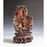 Vase, wohl Japan, um 1900, Speckstein, auf braunem, partiell durchbrochen gearbeitetemSockel Vase