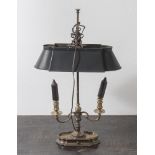 Tischlampe, wohl England, 20. Jahrhundert, rechteckiger, an den Seiten halbrunderBronzefuß, Schaft