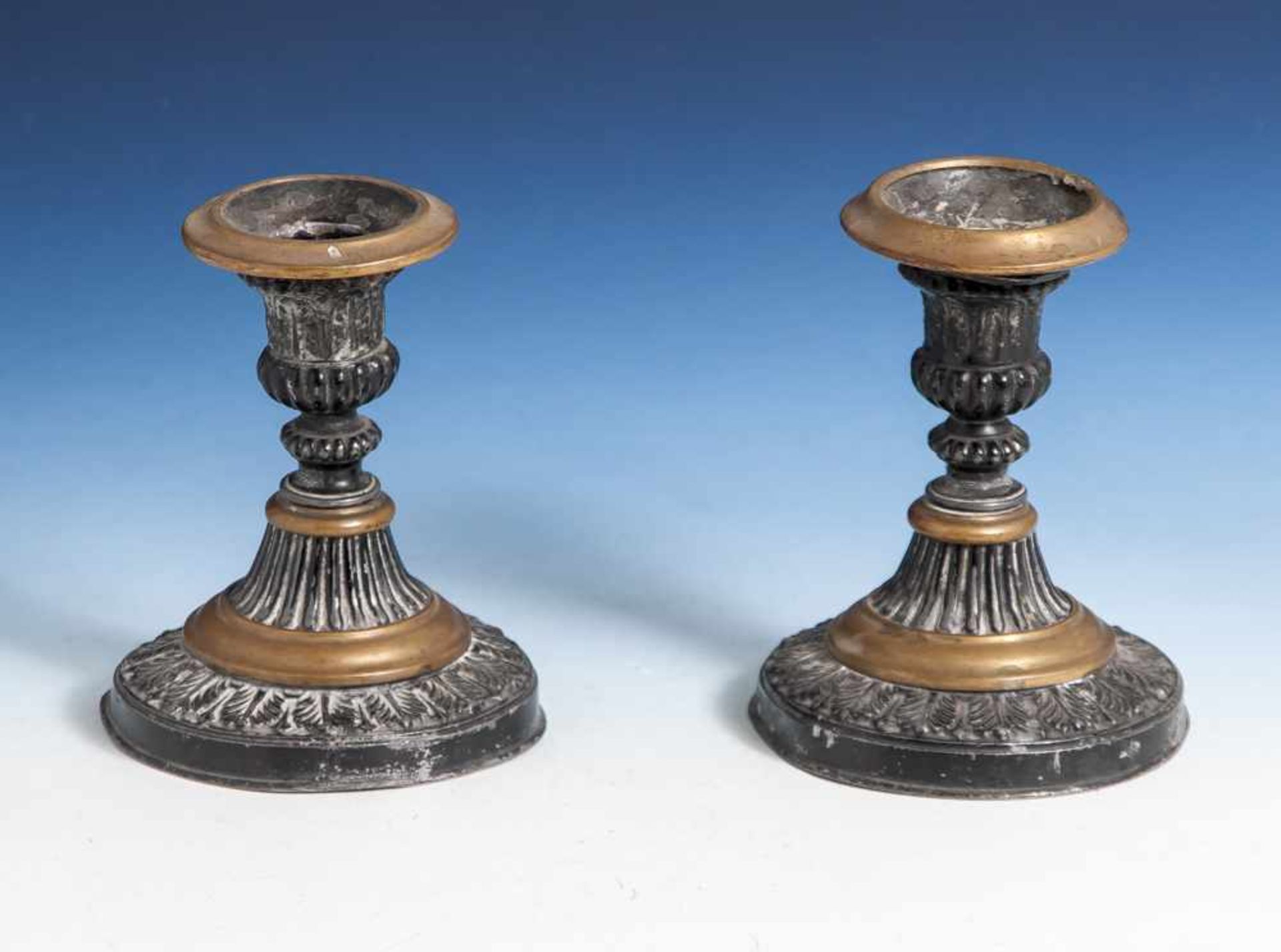 Paar Kerzenhalter, Frankreich, II. Empire, Metall schwarz lackiert, runder Stand,balusterförmiger