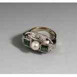 Smaragd-Diamant-Ring, Art-Déco, Gelbgold/Weißgold 585, ovaler Ringkopf, ausgefasst mit 2Smaragden (