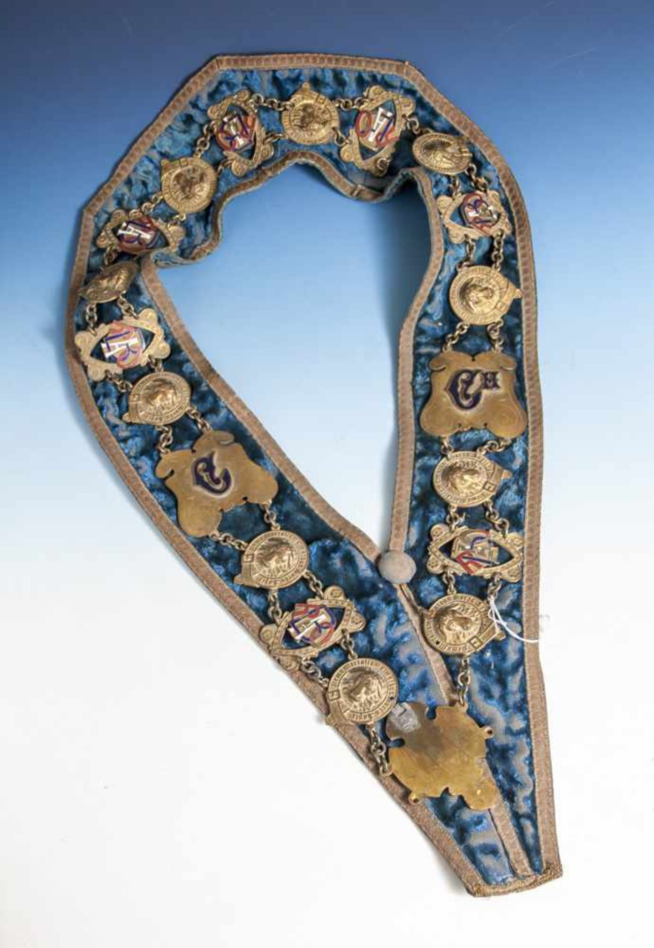 Amts- od. Würdenträgerkette, blauer Samt u. Gold, umlaufend Abzeichen aus Bronze mit lat.