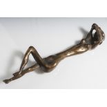 Moderne Bronzeplastik, liegender Frauenakt, die Arme über dem Gesicht verschränkt, sign."Kuzenka"