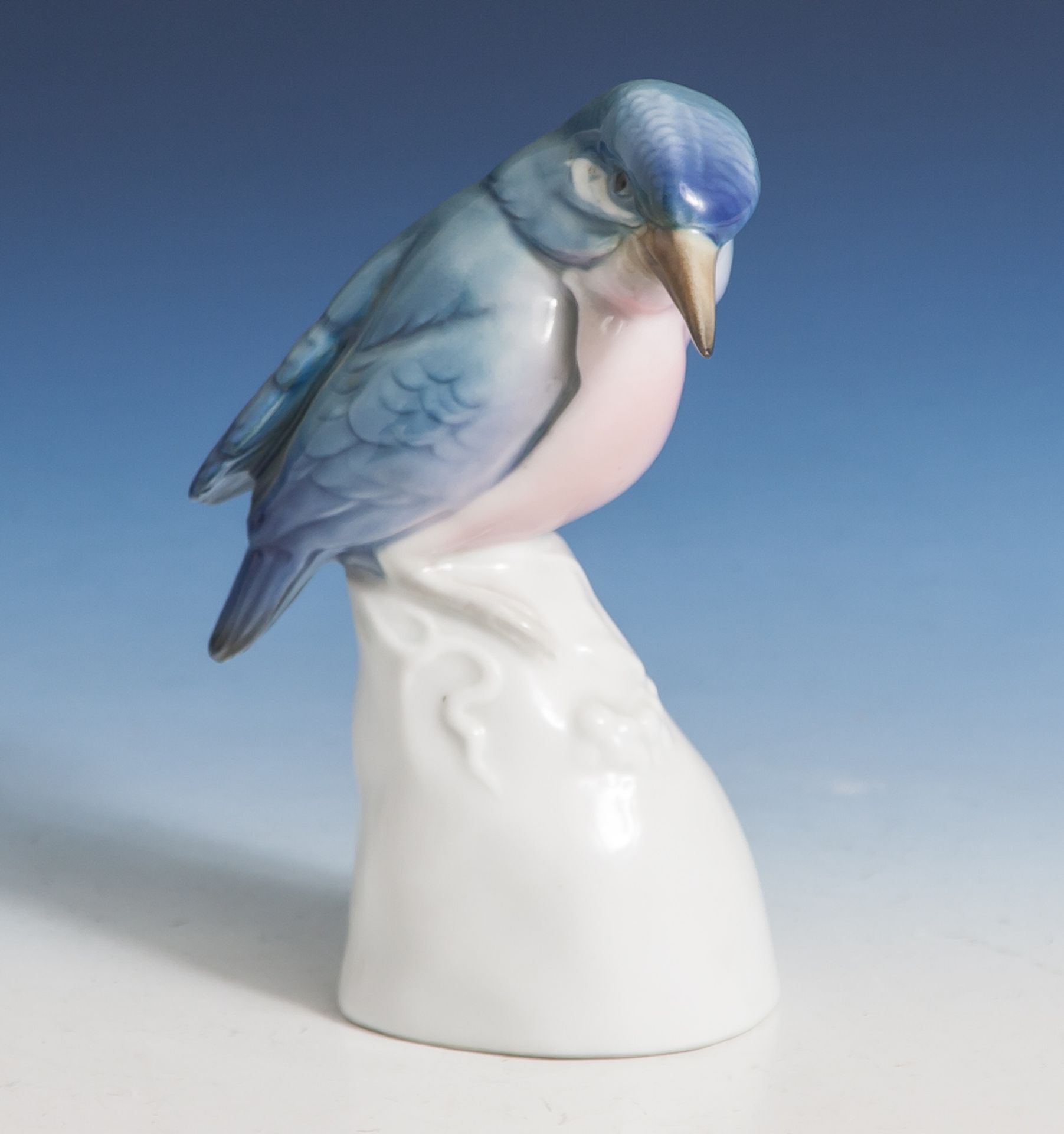 Porzellan-Tierplastik, Eisvogel auf Sockel, Manufaktur Karl Ens, grüne Mühlenmarke EnsPorzellan