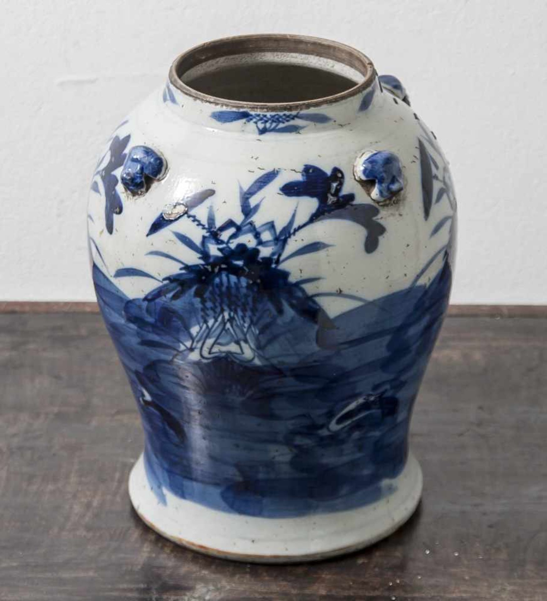 Schultertopf, wohl für Ingwer, China, (17./18. Jahrhundert), Porzellan, blaue Bemalung.Auf rundem