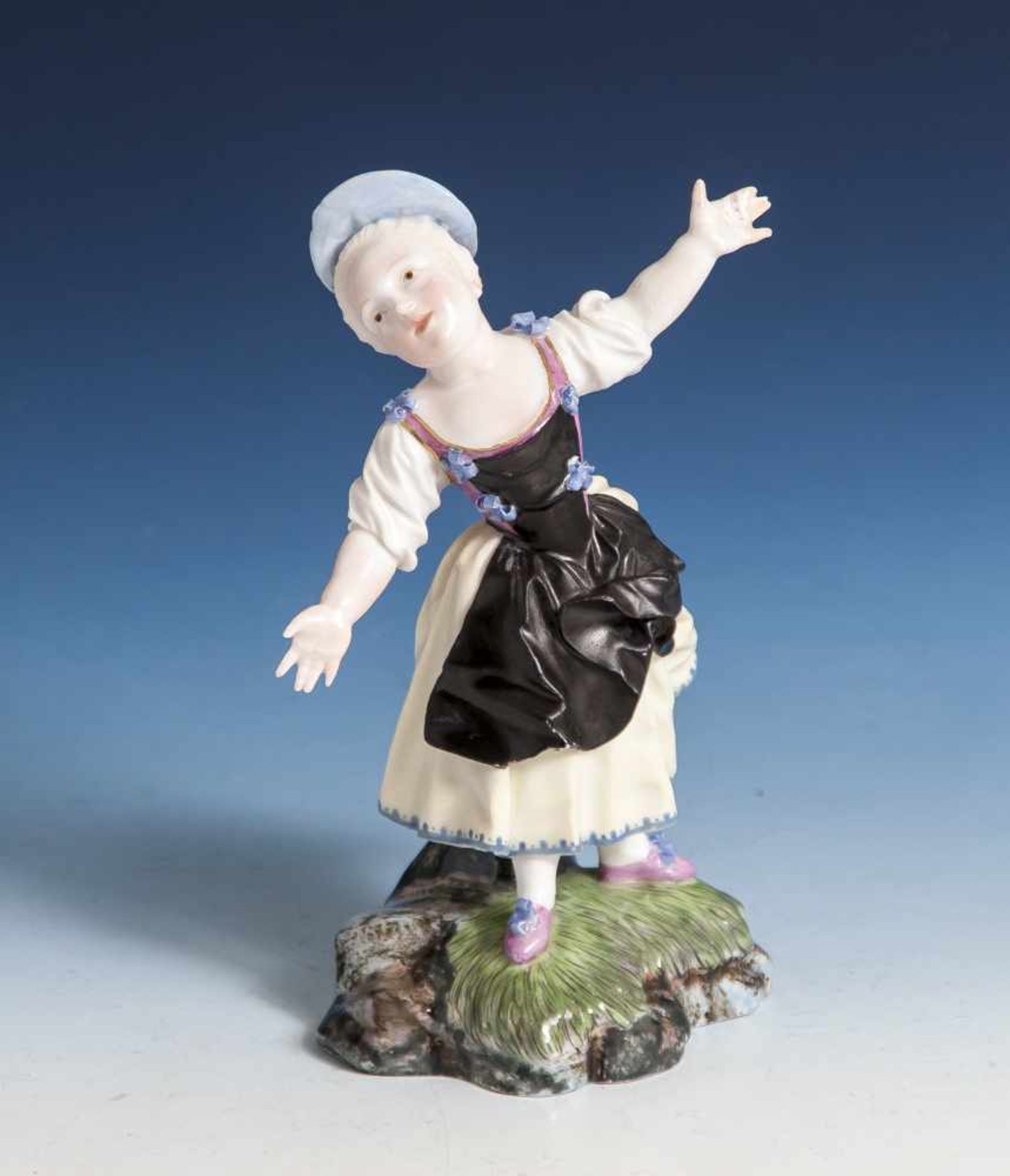 Tanzende Mädchenfigur, Höchster Porzellan, Entwurf Johann Peter Melchior um 1770, aufGrassockel,