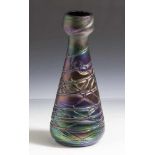 Vase, Pallme-König, Glas violett, grün u. braun irisierend mit aufgelegtem Fadendekor. Aufrundem