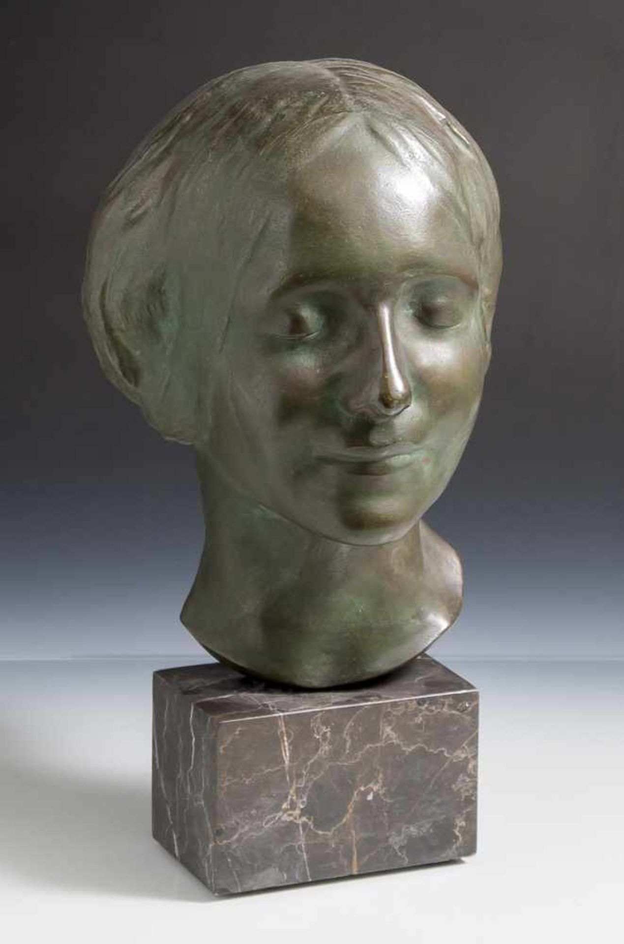 Bronzebüste einer Dame auf Steinsockel, um 1900. H. gesamt ca. 37 cm.