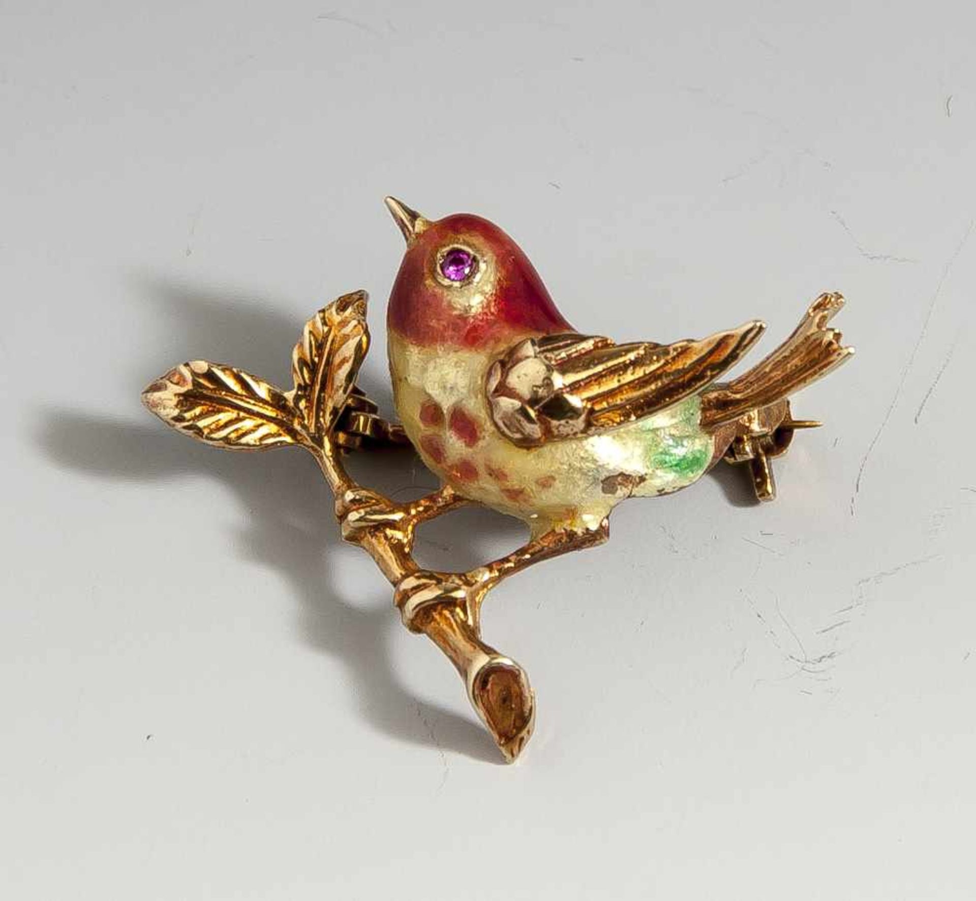 Brosche "Vogel", Gelbgold 585, mit farbigem Fensteremail und 1 kl. Rubin. Maße: ca. 2,7 x2,2 cm, ca.