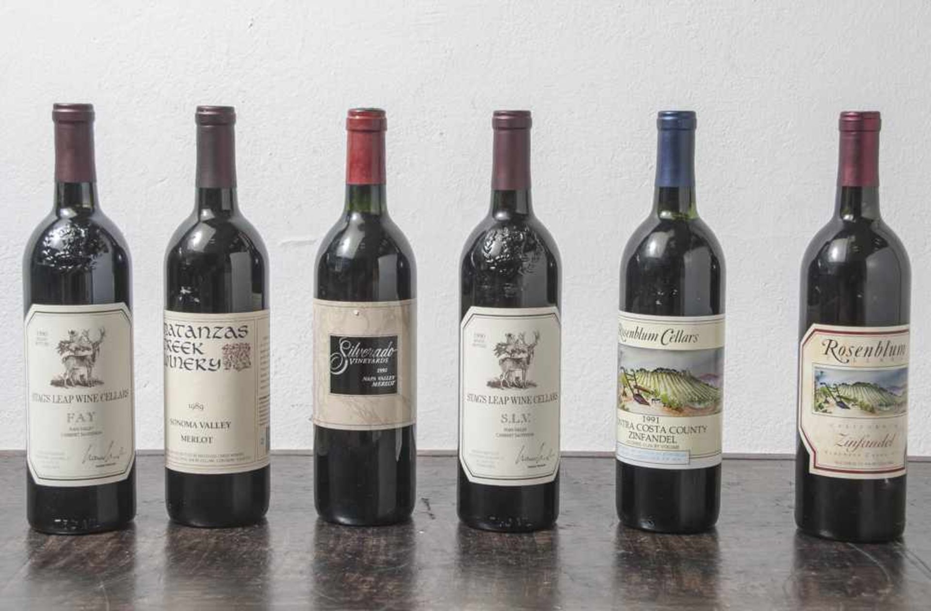 Konvolut von 6 Weinflaschen, darunter: a) 2x 1990er Stags Leap Wine Cellars Fay NapaValley