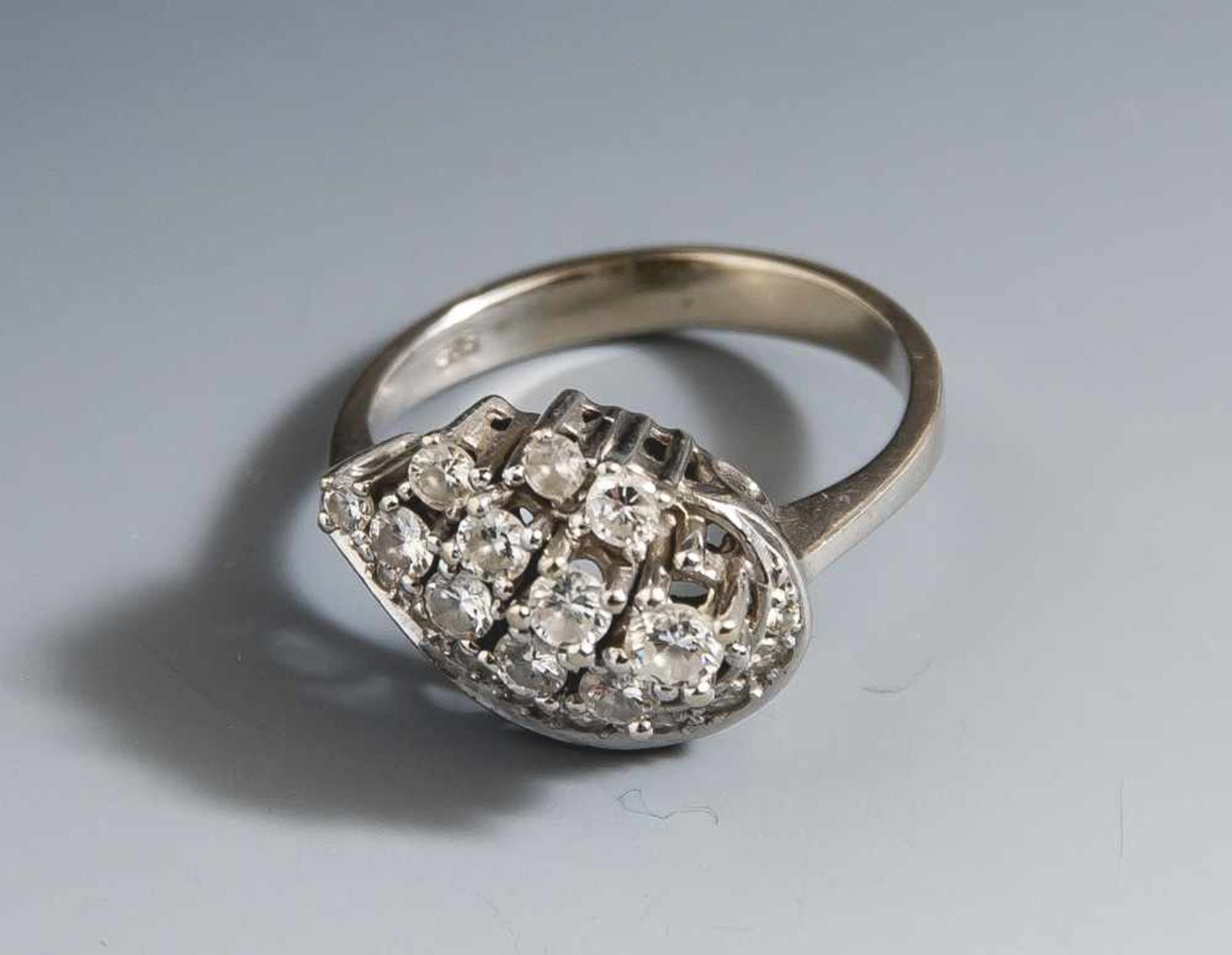 Damenring, Weißgold 585, der Ringkopf ausgefasst mit 11 Brillanten, ca. 0,72 ct/H/vvsi-siund 9