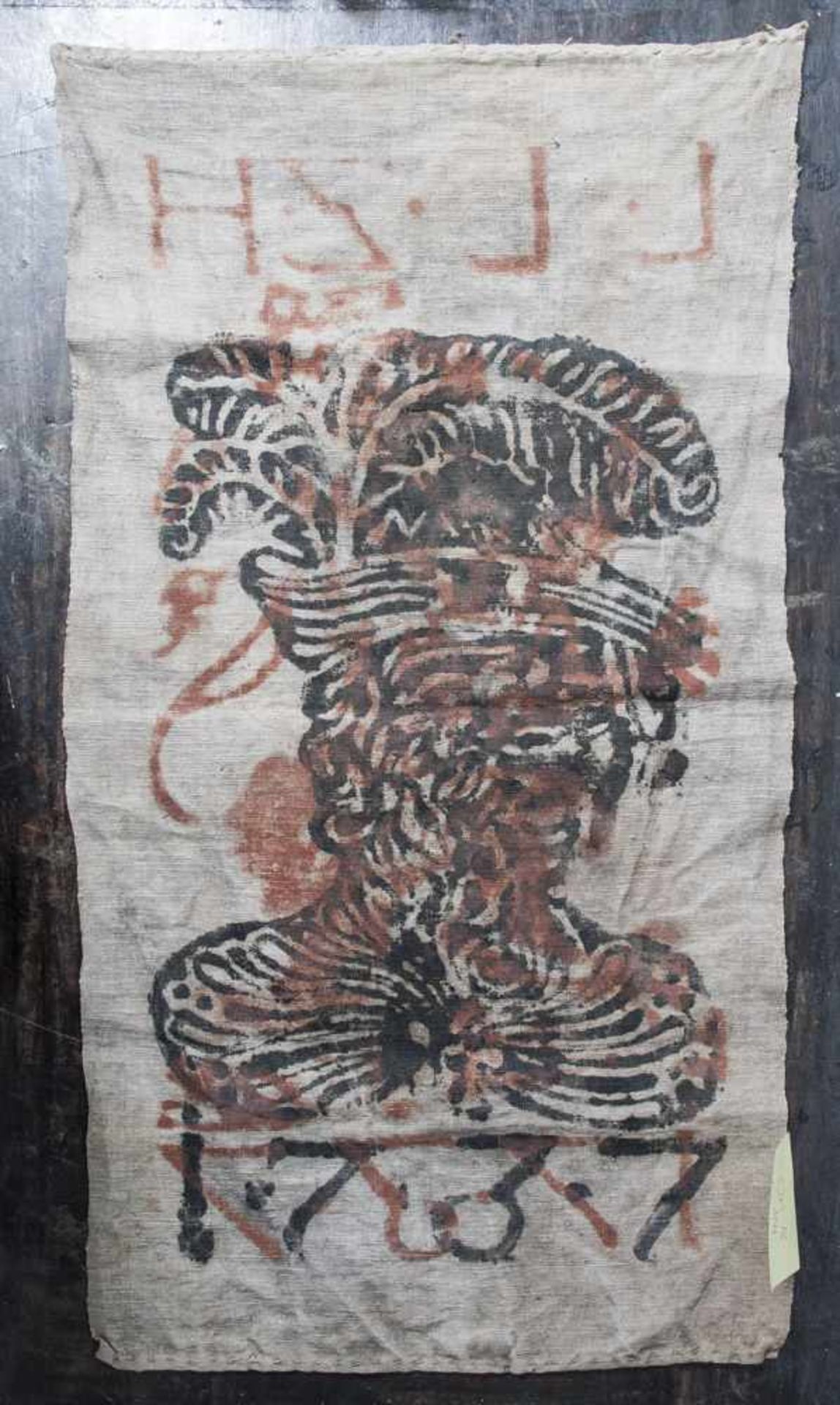 Jagdlappen, dat. 1737, mit Holzstempeln bedruckt, hessischer Löwe in Rot, darüber monogr."LLZH". Ca.