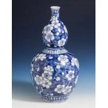 Vase in Doppelkürbis-Form, China, wohl 19. Jahrhundert, Porzellan, die zweifach gebauchtenWandung