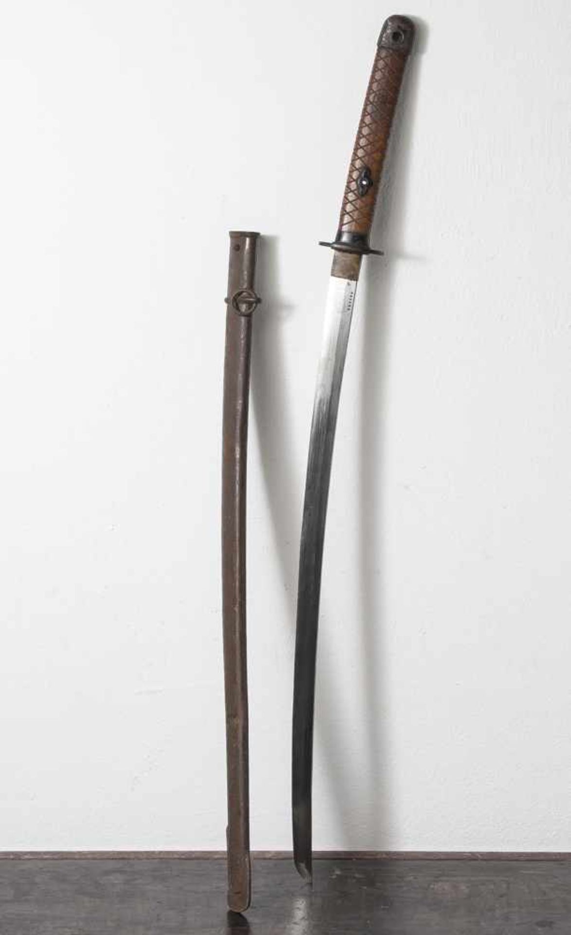 Katana, Japan, 2. WK, Offiziersausführung, auf Klinge oben num., Stahlscheide. L. ca. 99cm.