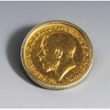 1 Sovereign-Münze, George V, 1912, in broschierter Fassung GG 585. Gesamtgewicht ca. 10,2gr.