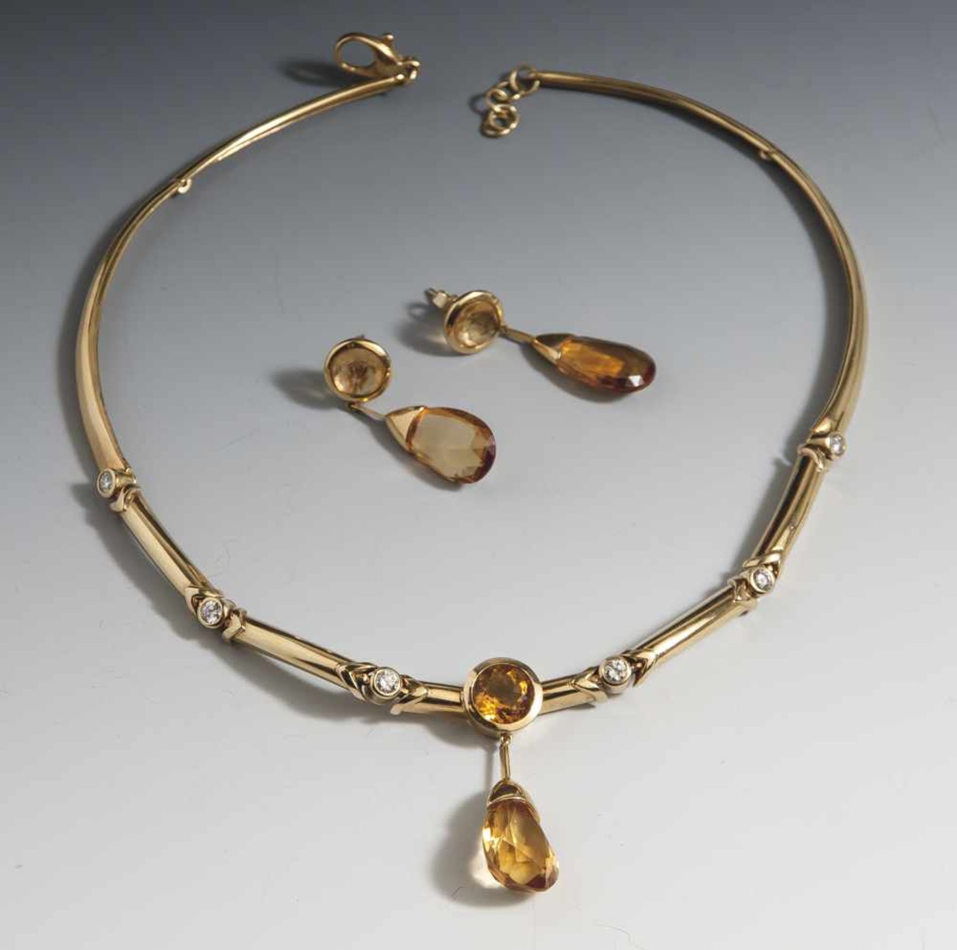 Schmuckset, Collier und Ohrgehänge, Gelbgold 750, mit Brillanten und Citrinen. Das Collieraus