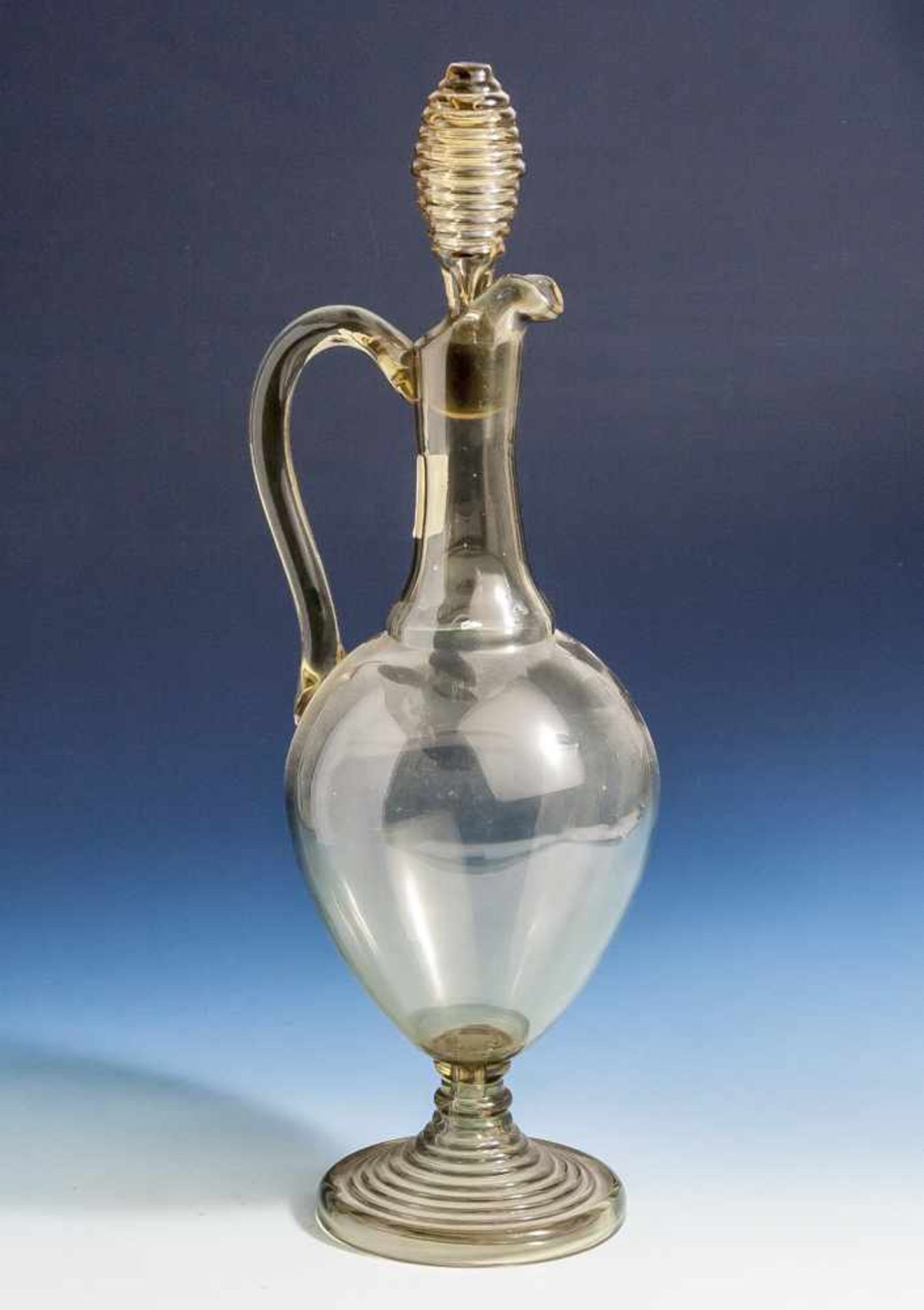 Enghals-Karaffe, Historismus, olivgrünes Glas, Korpus in Birnenform mit langem, schlankenHals. Mit