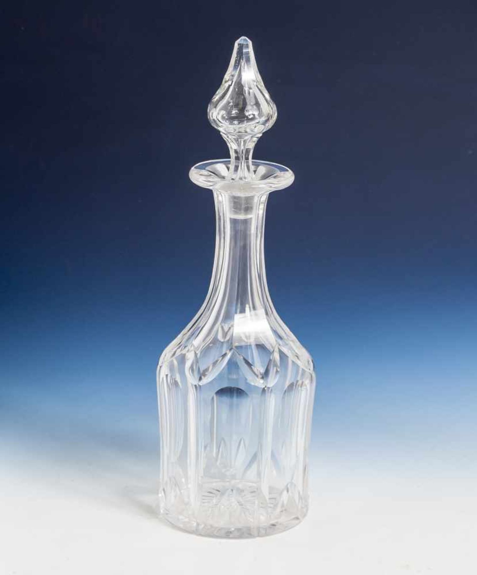 Karaffe, farbloses Kristallglas, Facettenschliff, m. Stopfen. H. ca. 36 cm.