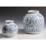 2 Ingwertöpfe, China 19./20. Jahrhundert, Blau-Weiß-Porzellan, Dekor von rankendem Lotosund Xi-