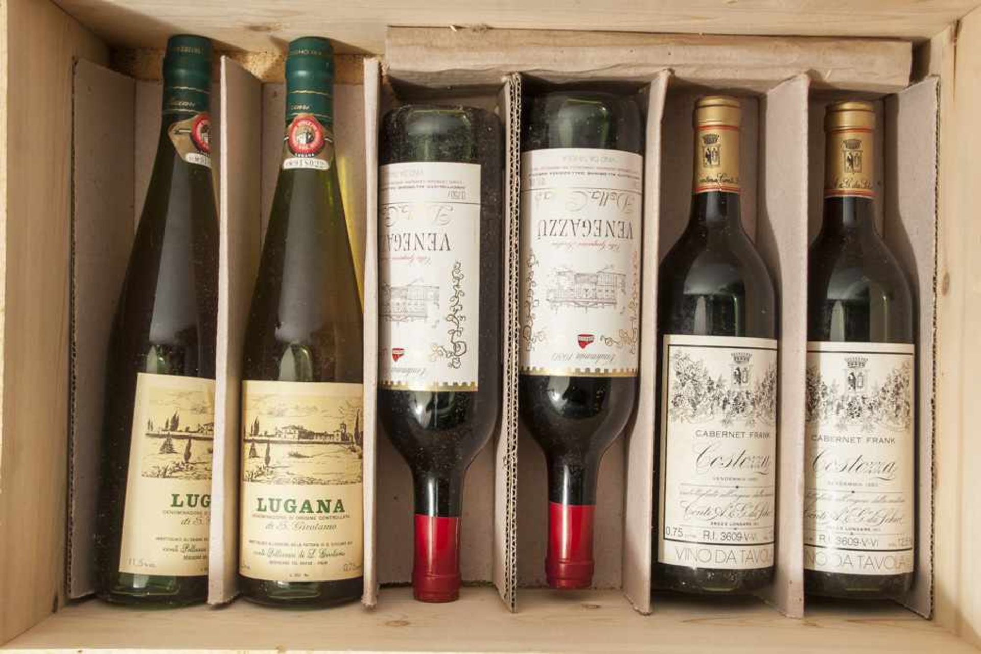 Konvolut von 6 Weinflaschen, darunter je 2x: a) 1980er Cabernet Frank, Costozza Conti A&G,36023