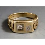 Herrenring, Gelbgold 585, rechteckiger Ringkopf, ausgefasst mit 2 Brillanten, ca. 0,25ct/K-L/P1, die