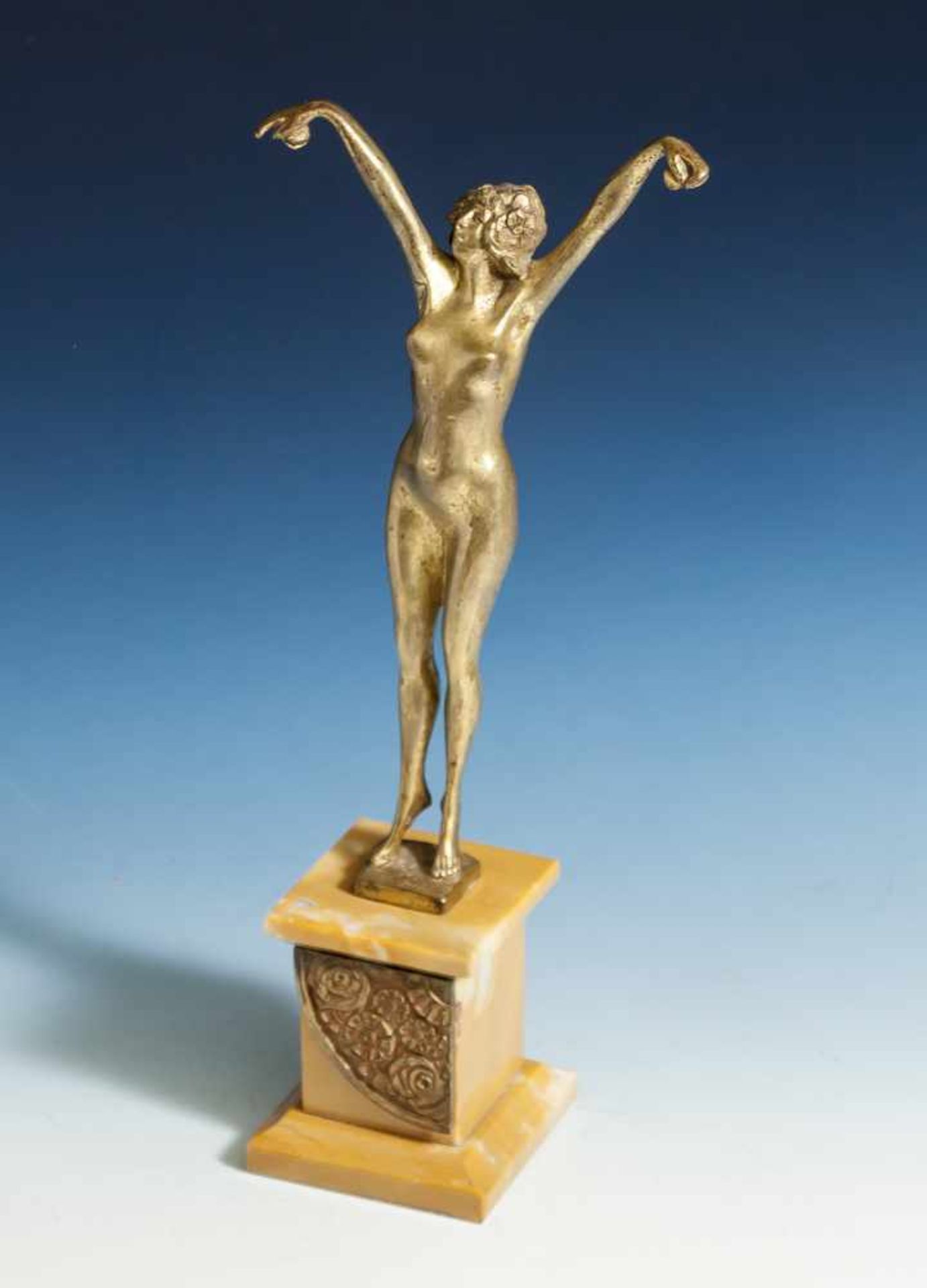 Bronzefigur, Darst. einer nackten Kastagnetten-Tänzerin, auf quadratischem Steinsockel. H.ca. 25