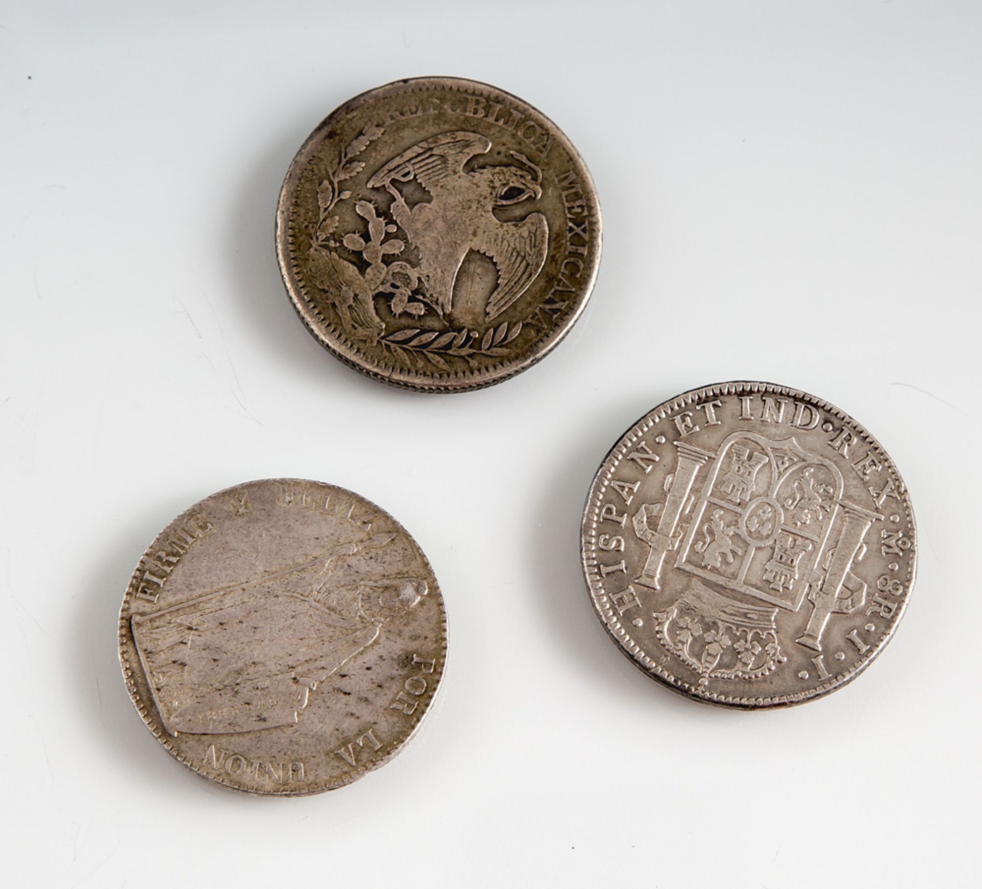 Konvolut von drei Silbermünzen, Peru, 8 Reales, Mex 8R, Mex Ferdinant 7 1820 Rates,Kolonialzeit