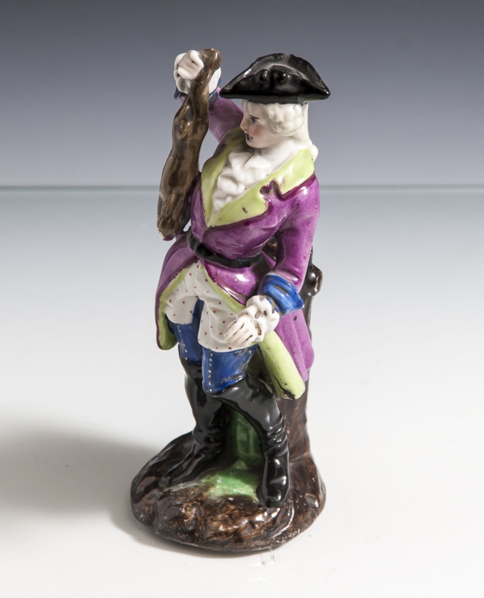 Figurine, Jäger mit erlegtem Hasen, 19. Jahrhundert, farbig staffiert. H. ca. 14 cm,Unterboden m.