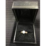 14ct gold ring with a pearl inset