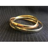 Three gold gold (marked 750) bangle in 18ct