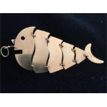 An 18ct gold articulated fish (25.5g)