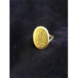 A gold signet ring 4.5g