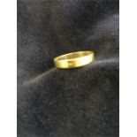 A gold wedding band 4.5g